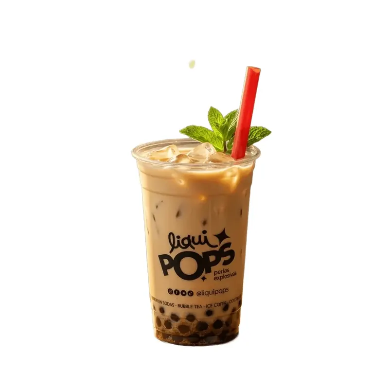 Bubble tea de café con perlas explosivas servido en vaso transparente en una barra