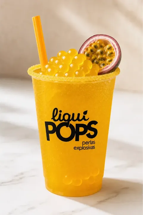 Minuta de maracuyá con perlas explosivas sobre hielo raspado, lista para servir