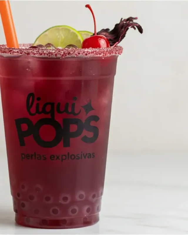Cóctel rojo con popping boba LiquiPops